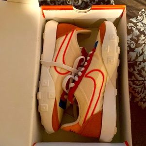 Women Nike waffle racer 2X size 7